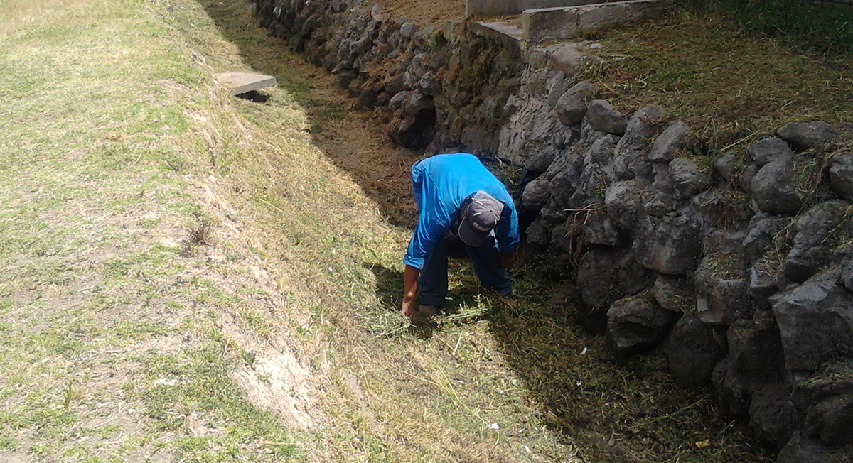 Limpieza y desazolve a canales pluviales