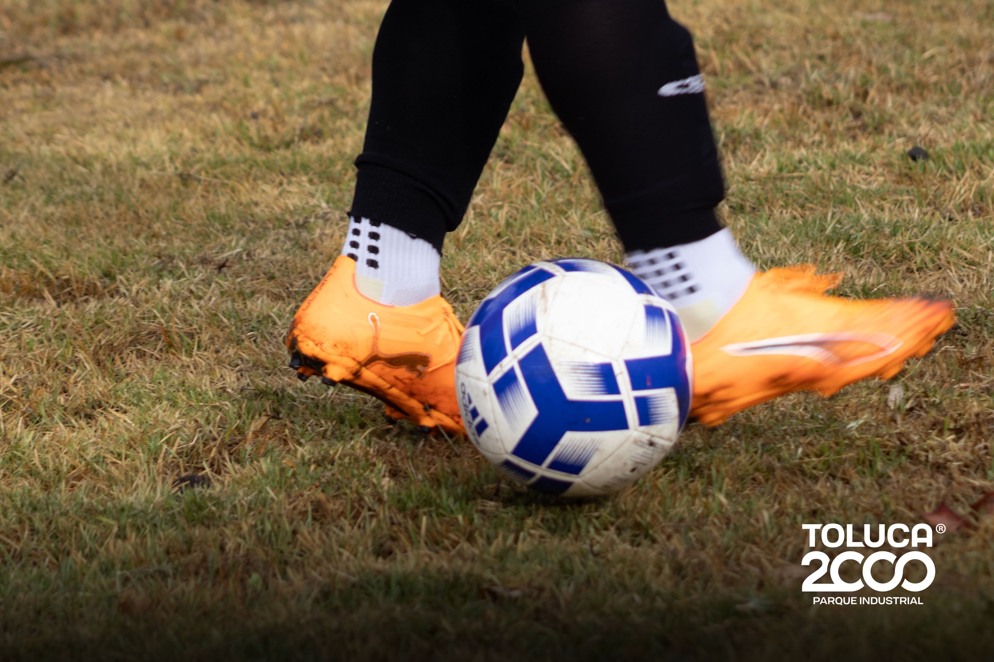 Ni la lluvia pudo parar el arranque del Torneo de Futbol del Parque Industrial Toluca 2000